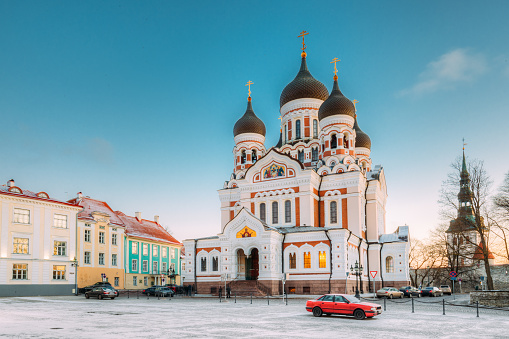 Tallin, Estonia. Por la mañana vista de Catedral de Alexander Nevsky. Catedral ortodoxa es más grande y más grandiosa cúpula ortodoxa de Toomkirik. Conocido punto de referencia. UNESCO photo
