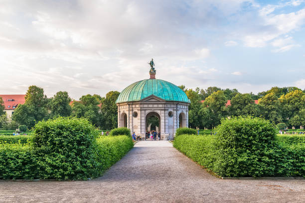парк хофгартен с дианемпель в мюнхене. - englischer garten стоковые фото и изображения