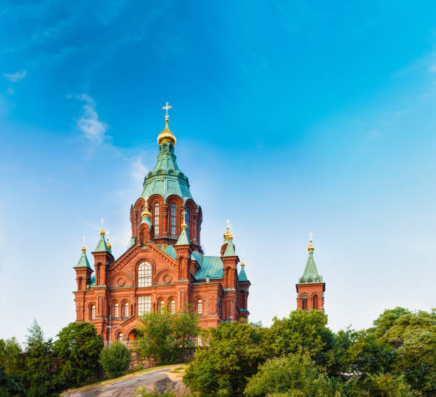 helsinki, finlandia. catedral de uspenski en colina en día soleado de verano. iglesia de rojo - catedral de uspenski helsinki fotografías e imágenes de stock