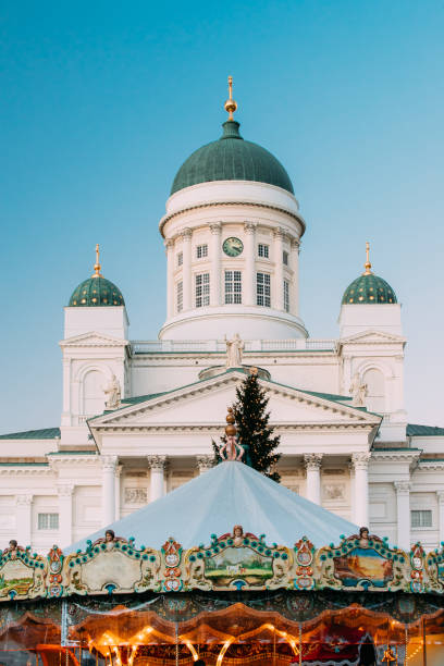 helsinki, finlândia. mercado de natal na praça do senado com carrossel de férias e famoso ponto turístico é a catedral luterana e monumento ao imperador russo alexander ii em noite de inverno - helsinki lutheran cathedral - fotografias e filmes do acervo