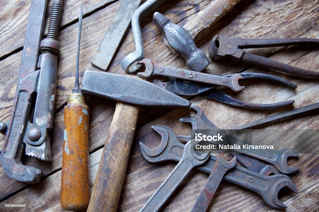 Un conjunto de herramientas vintage de carpintería y reparación de trabajo - Foto de stock de Alicates libre de derechos