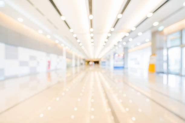 blurred, defocused bokeh background of exhibition hall or convention center hallway. business trade show event, modern interior architecture, or commercial tradeshow conference seminar concept - event convention center business hotel imagens e fotografias de stock