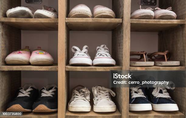Estante Del Zapato Interior De Zapatos Zapatillas De Los Amantes Foto de stock y más banco de imágenes de Calzado