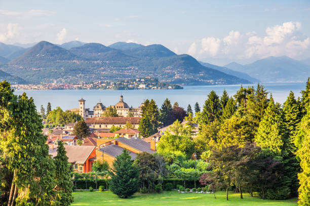 paisaje con bella isla en el lago maggiore, stresa, italia - islas borromeas fotografías e imágenes de stock