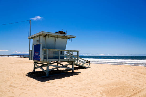 監視員の駅 - santa monica surfing beach city of los angeles ストックフォトと画像