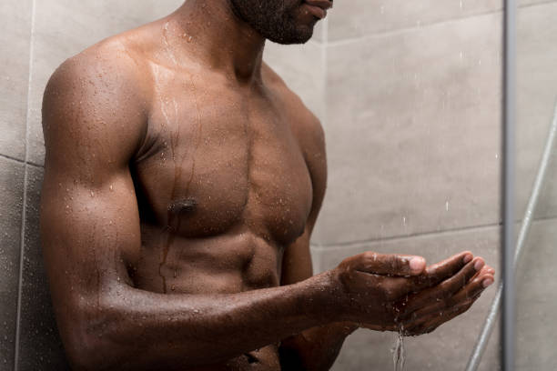 recadrée tir des jeunes afro-américains lavage corps et douche - shower portrait male beauty chest photos et images de collection