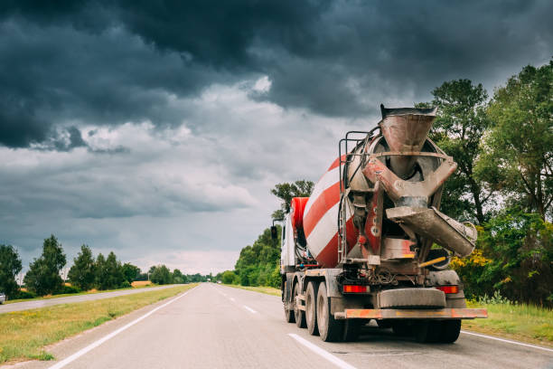 transporte especial de concreto unidade de caminhão em movimento na estrada, auto-estrada na europa. rodovia rodovia, auto-estrada, de asfalto. negócios de transporte e o conceito de desenvolvimento - misturador de cimento - fotografias e filmes do acervo