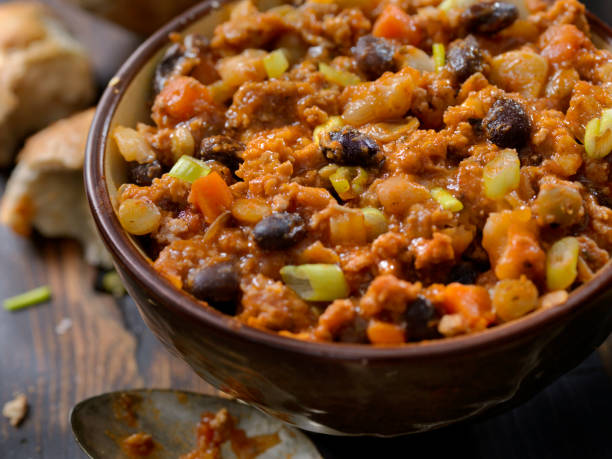 three bean chili with lentils - chili food bowl ready to eat imagens e fotografias de stock