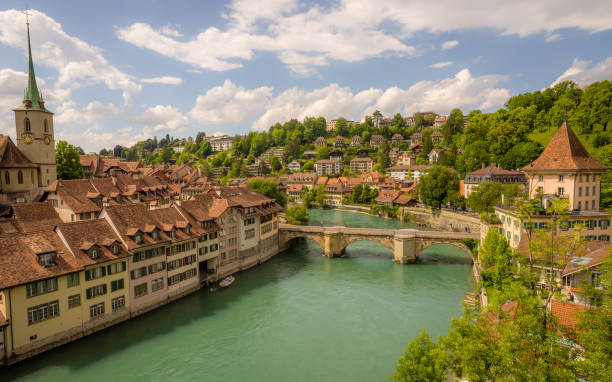 스위스의 수도 베른 - interlaken switzerland aare river house 뉴스 사진 이미지