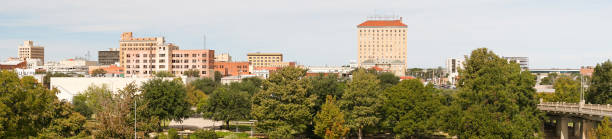 Lange Panoramablick über Fluss und die Innenstadt von San Angelo Texas – Foto