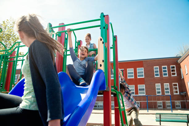 groupe d’enfants actifs dans la cour de récréation à la récréation... - schoolyard photos et images de collection