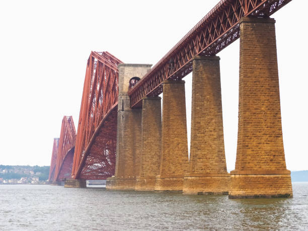 pont sur le forth sur le firth of forth à édimbourg - firth photos et images de collection