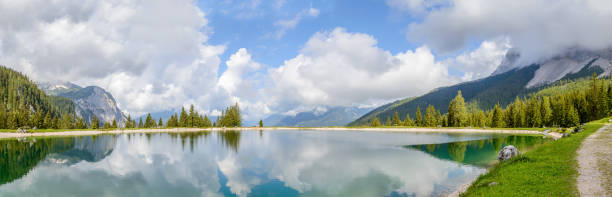 ehrwalder almsee - lago de montanha nos alpes, tirol, áustria. vista panorâmica - sonnenspitze - fotografias e filmes do acervo