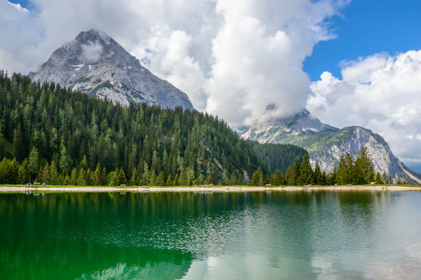 ehrwalder almsee - lago bela montanha nos alpes, tirol, áustria - sonnenspitze - fotografias e filmes do acervo