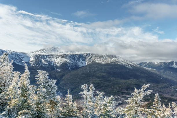 Winter mountains Snow covered pine trees in the White Mountains white mountains new hampshire stock pictures, royalty-free photos & images