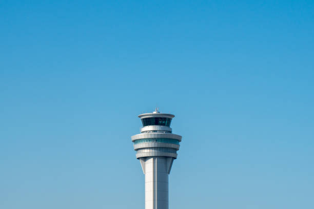 torre de control en aeropuerto de austria - air traffic control tower airport runway air travel fotografías e imágenes de stock