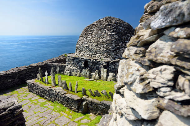 skellig michael oder great skellig, beherbergt die ruinen eines christlichen klosters land kerry, irland - scenics county kerry republic of ireland irish culture stock-fotos und bilder