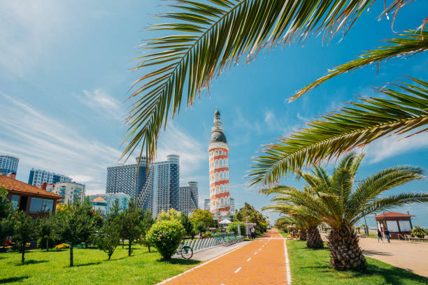 batumi, georgia, adjara. casa residencial torre vieja y moderno rascacielos - georgiano estilo fotografías e imágenes de stock