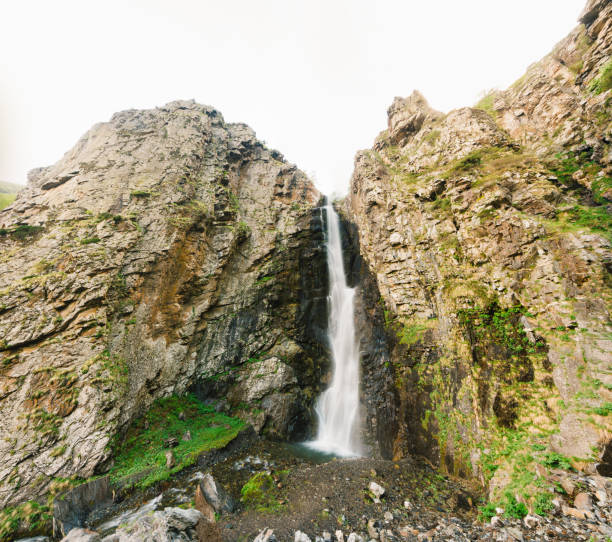 hito de natural gveleti grandes cascadas de la quebrada darial (dariali gorge) en el distrito de kazbegi, región de mtskheta-mtianeti, georgia - large waterfall fotografías e imágenes de stock