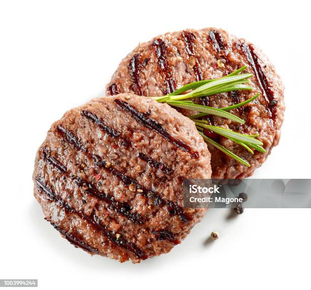 Carne De Hamburguesa A La Parrilla Recién Foto de stock y más banco de imágenes de Hamburguesa - Alimento - Hamburguesa - Alimento, Hamburguesa de carne, Carne