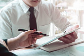 treffen-asiatischer-unternehmensberater-zur-analyse-und-diskussion-der-situation-des.jpg?b=1&s=170x170&k=20&c=Y23tWzI4nSCQeKXoOek8XL2vYaGk2cTvRoQtEGMUHSQ=