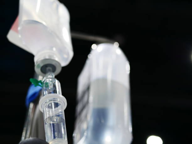 kroplówka roztworu soli fizjologicznej z bliska - iv drip chemotherapy drug bag intensive care unit zdjęcia i obrazy z banku zdjęć