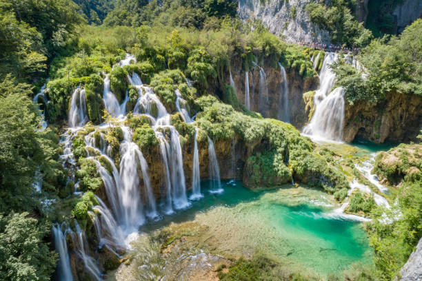 Plitvice Lakes National Park Waterfalls, Croatia Tourists overlooking the beautiful Waterfalls, Plitvice Lakes National Park, Croatia. Nikon D850. Converted from RAW. plitvice lakes national park stock pictures, royalty-free photos & images