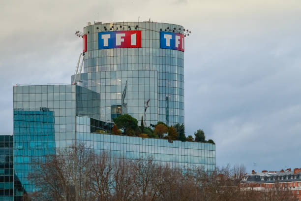 вид на башню tf1 в зимний день - public building blue channel travel стоковые фото и изображения