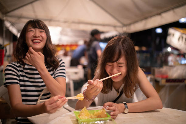 夜祭を楽しんでいる若い女性の友人 - 日本　祭り ストックフォトと画像