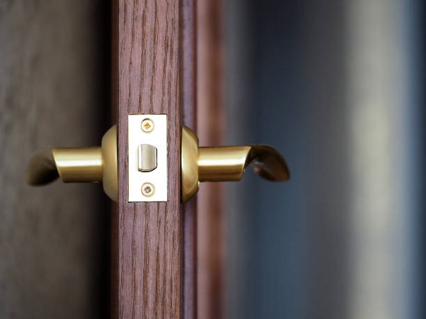 apri il primo tempo della porta in legno. serratura mortise nella porta - keyhole door wood office foto e immagini stock