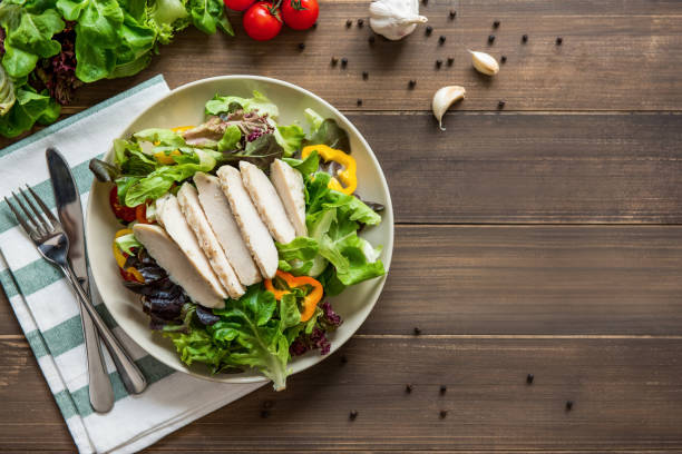 saudável salada de legumes fresca com peito de frango cozido sem pele, vista superior - chicken dinner chicken breast food - fotografias e filmes do acervo