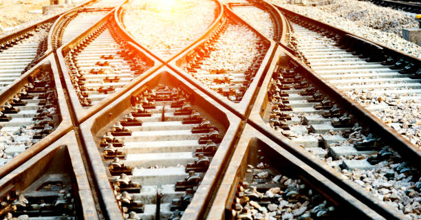 primo piano della traversata della linea ferroviaria - railroad track direction choice transportation foto e immagini stock