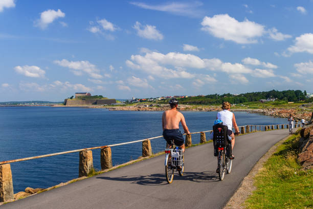 famiglia in bicicletta lungo il mare sulla costa - 2051 foto e immagini stock