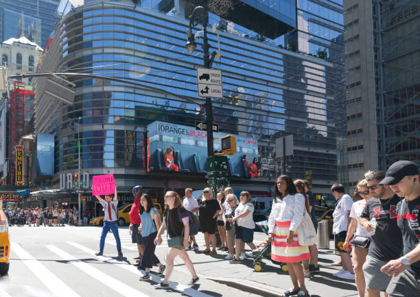 cartelli portati dai manifestanti anti donald trump in marcia a new york. - libs foto e immagini stock