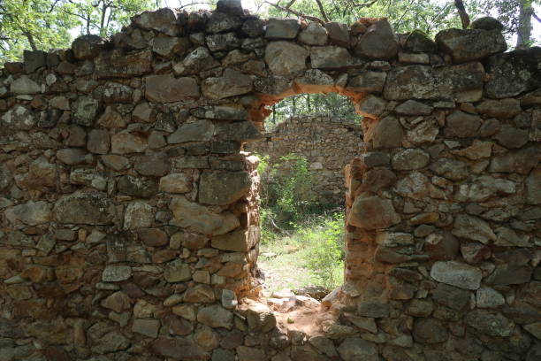 istock Ruin of an old building in Rustrel's colorado 1004201910