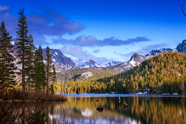 belo lago de montanha - mammoth - fotografias e filmes do acervo