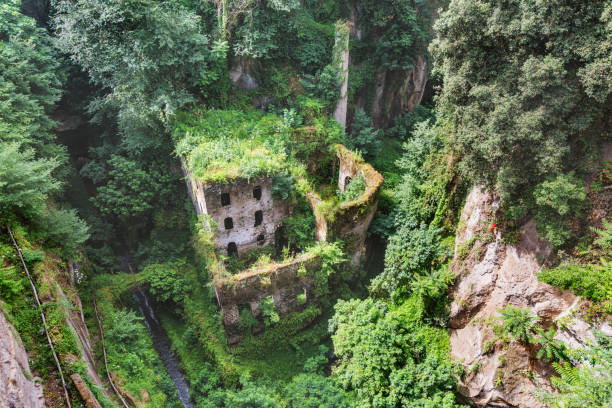 valle dei mulini, o valle de los molinos. sorrento, costa amalfitana. italia - rock mill fotografías e imágenes de stock