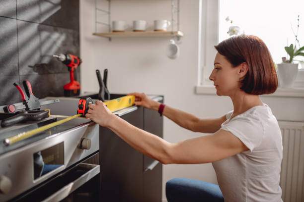 平準化のツールをしている女の人 - home improvement carpentry construction work tool ストックフォトと画像