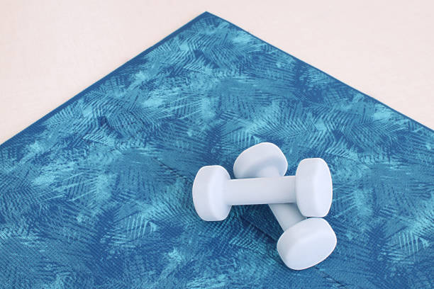 exersice set yoga equipmet fitness blue rug dumbbells zdrowy styl życia isolated top view białe tło kopiuj przestrzeń - equipmet zdjęcia i obrazy z banku zdjęć