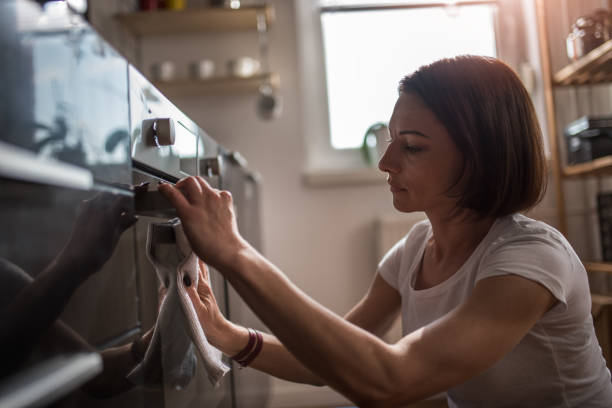 femme, nettoyage de la cuisine - rubbing human hand togetherness women photos et images de collection