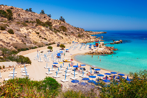 Paisaje cerca de la playa de Nissi y Cavo Greco en la isla de Ayia Napa, Chipre, mar Mediterráneo. Mar verde azul increíble y soleado día. photo