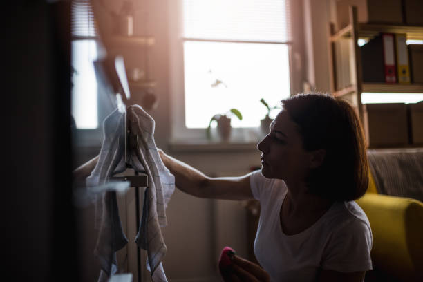 kobieta sprzątanie kuchni - rubbing human hand togetherness women zdjęcia i obrazy z banku zdjęć