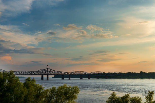 View of the Mississippi River with the Vicksburg Bridge on the background at sunset; View of the Mississippi River with the Vicksburg Bridge on the background at sunset; Concept for travel in the USA and visit Mississippi vicksburg stock pictures, royalty-free photos & images