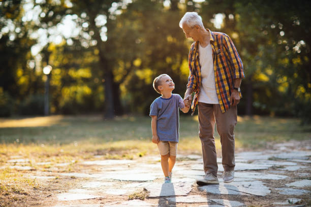 kochający dziadek - family walking child park zdjęcia i obrazy z banku zdjęć