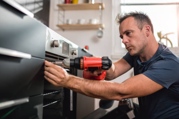 男の台所を構築し、コードレス ドリルを使用して - drill repairing installing home improvement ストックフォトと画像