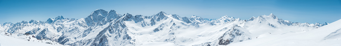 Cubierta de invierno nieve picos de montaña en el Cáucaso. Ideal para deportes de invierno photo