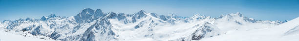 hiver enneigé, sommets de montagnes dans le caucase. endroit idéal pour les sports d’hiver - neige éternelle photos et images de collection