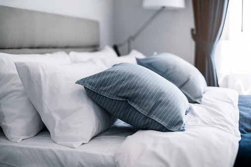 Cama limpieza-para arriba con almohadas blancos limpio y ropa de cama en sala de belleza. Close-up. Un toque de luz del sol de la lente. photo