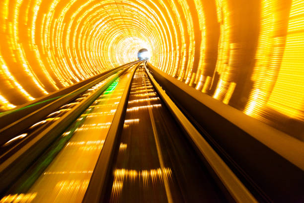 túnel de luz yollow - train tunnel fotografías e imágenes de stock