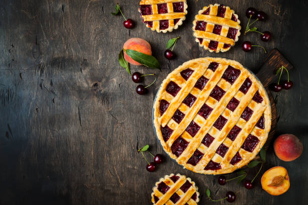 domowe ciasto wiśniowe na rustykalnym drewnianym tle - dessert cake pastry tart zdjęcia i obrazy z banku zdjęć